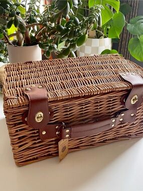 NWT • SatisInside 16 Piece Insulated Wicker Picnic Basket